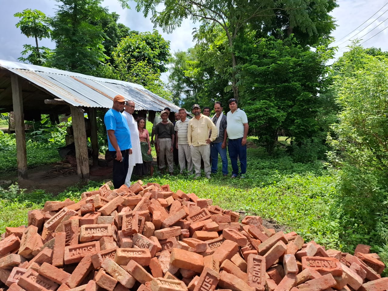 कैलालीको गोदावरी -१० मा नेपाली कांग्रेसद्वारा बिपन्न परिवारलाई  नगद र  ईटा सहयोग